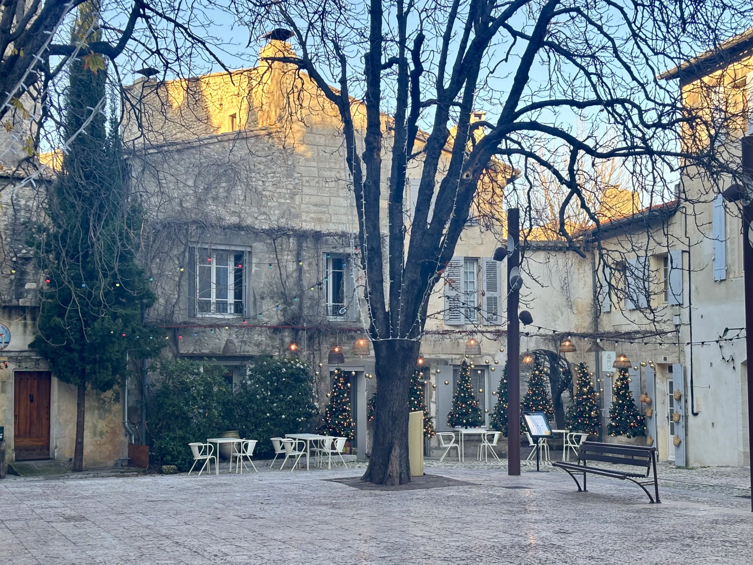 Weihnachtlich geschmückter Dorfplatz in der Provence